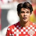 ｢激アツ｣｢未来VS未来｣ブンデスリーガで日本代表の“期待の星”が激突！突破するMFをDFがボックス内で魂のストップ！｢海外でこの対峙見れるのアツい｣｢どっちもA代表で見たい｣