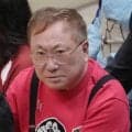 砂かぶりに「かっちゃん」発見！81歳高須克弥院長、ド派手ピンクのドラえもん姿でパートナーと