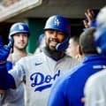 ドジャース　テオスカーが四回に１４号２ランで加点　ロバーツ監督が手荒く祝福　二回はタッカーの１５号ソロで先制