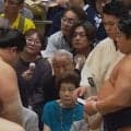 「え、映ってるやん」大相撲、客席にまさかの人物「どこや？w」「本物！」思わぬ展開にファン興奮 意外な親交も明らかに