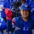 岡本和真の決定的1枚「投げろ。額に入れて飾れ」　劇的33号の直後…本拠地熱狂の瞬間