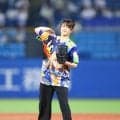 ボートレーサー・中曽瑠華がファーストピッチセレモニー　ノーバウンド投球に神宮球場のスタンドから大拍手「１００点満点」