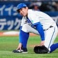 【DeNA】東克樹が右足甲に打球直撃　しゃがみ込み、治療でベンチに下がるも続投