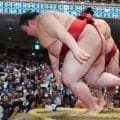 体重198キロ熱海富士が直撃…九重審判長「鎖骨が折れたかと思った。肩が痛い」土俵下に転落