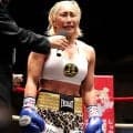 元レスリング世界女王の５２歳・山本美憂　プロボクシング国内デビュー戦は涙の３回ＴＫＯ勝ち…３日後に命日、亡き弟・ＫＩＤさんにささげる