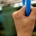 「座席争い」に敗れても疲れないつり革の持ち方！通勤時の疲労を減らしてパフォーマンスを上げよう！