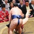 朝紅龍「足、出てたやろ！」寿之富士「出てないです…」物言い付く熱戦、帰り際に笑顔のツッコミ