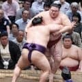 隆の勝が初黒星「落ち着いて相撲を取れたら…」美ノ海に寄り切られる　横綱土俵入りでは太刀持ち