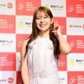 吉田鈴、淡いピンクグレーのノースリーブ＆足のぞかせたひざ上丈ショートパンツ姿で笑顔／前夜祭