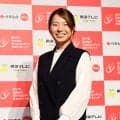 笑顔の渋野日向子、フリル付き白シャツに黒パンツ＆ジレのシックな大人スタイル／前夜祭