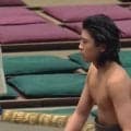 「ほっそ」体重50kg台の“異例”新人力士が初白星 「細いのに勢いある」「やるじゃん」15歳新道“3秒決着”で熱視線