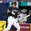 ソフトバンク　柳田にまさかの珍事　手を離したバットに投球が直撃→ファウル判定　すっぽ抜けのスライダーにとっさの回避行動で驚きの表情