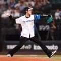 ジャンプ男子　小林陵侑がこん身の一球　捕手役の万波＆清宮幸太郎とは抱擁　背番号「２９１」