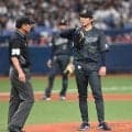 オリックス　曽谷龍平が緊急降板　左肘の違和感と球団発表　審判団に囲まれトレーナーだけマウンドに行くことを許されるシーンも