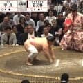 「親方より眼光が鋭いw」土俵下に“まさか”の大物 超真剣な眼差しに反響相次ぐ