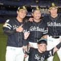 ソフトバンク　Ｖ決定後に感動の光景　ホークス一筋１９年のベテランのもとへ次々と選手たちが→記念撮影続く　今季限りで現役引退の中村晃