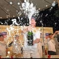 ソフトバンク　ビールかけで栗原が小久保監督に異例の注文「短い！」優勝監督インタビューの一言が　会場が笑いに包まれる