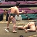 「今何が起きた？」「何もしてないのに」181キロの巨漢力士にまさかの“秒”決着 “100キロ差”対決で小兵が魅せた
