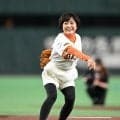 花の８２年組、梨園の妻が始球式　捕手の手前でバウンドし転がってミットへ　思わずマウンドでしゃがみ込む　「書道をユネスコへ」応援企画