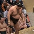 波乱の６日目　大関霧島が痛恨２敗目、綱とりに暗雲　ここまで５連敗だった義ノ富士のこん身上手投げに屈する　安青錦は急失速３連敗　大の里、琴桜、熱海富士らが１敗守る