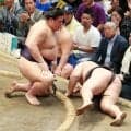 綱とり目指す霧島、痛恨の２敗目　もろ差し十分の体勢から義ノ富士に逆転の投げ食らう