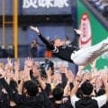 小久保監督と「一緒に飛んでるのがなんか好き」　イケメン右腕がひっそり“1人胴上げ”