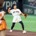 【巨人】書道を文化遺産に…愛好家の三田寛子が試合前に一投
