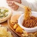 夜のドカ食いは「寝不足」のせいかも。夜の食欲を落ち着かせる眠りのコツ