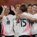 なでしこが2戦連続の8得点！ 攻撃をリードして得点も決めた塩越柚歩が笑顔で仲間を祝福！背番号10もゴールに歓喜！ 最終戦の相手にいる日本からの帰化選手3人もチェック！