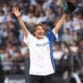 「あの見た目でアラフィフ？若すぎん？」エスコン降臨の４９歳人気歌手が圧巻ノーバン投球で騒然「うまっ！」