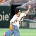 【巨人】M！LK吉田仁人が巨人ユニでファーストピッチ　ノーバウンド投球に両手突き上げ歓喜