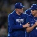 大谷翔平、山本由伸と並び笑顔でチームメートとハイタッチ　姿を現した８回裏に打線が５点で爆発