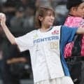 白ミニスカ×ハイソックスの“破壊力”　元人気アイドルが“赤面”投球…可憐な姿に喝采