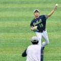 【ヤクルト】現役引退の石川雅規、横浜スタジアムのスタンドに手を振り礼　練習後歓声に応える