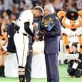 【巨人】250Ｓのマルティネス「思いが込み上げ」表彰に恩師森繁和氏＆ラミレス氏登場