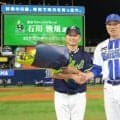 現役引退のヤクルト・石川にサプライズで花束贈呈　ＤｅＮＡ・相川監督から　今季最終戦　両応援団から「石川！」コール