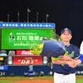 【ヤクルト】石川雅規にDeNA相川監督が花束「一緒にできたことも出会えたことも本当に幸せ」