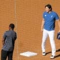 大谷翔平　ベースラニングで帽子を飛ばす全力疾走　突如、試合前練習登場で球場ツアーのファンから歓声→右手を挙げて応える