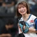 “可愛さ宇宙No.1”との声…33歳人気タレントに騒然　ミニスカ投球→ダンスにゴクリ「あざとさ健在」