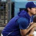 「部屋に飾りたい写真」　捕獲された大谷翔平…極太腕で“逃がさないよ”、X爆笑「優しくね」