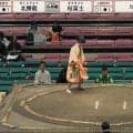 土俵際で“ヒヤリ”の一本背負いもまさかの結末　勝った力士が宙に浮き土俵下へ転落　「すごい迫力」「大丈夫か」と驚きの声
