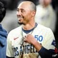 ドジャース　ベッツのハイタッチに山本由伸がのけぞる→隣からスネルの左手がｗ　先制直後のほっこりワンシーン　今季初４安打で打率も・２６１へ急上昇