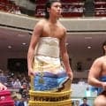 現役最軽量力士、５７キロの新道が新序出世披露　初めての化粧まわしに１５歳は興奮「でかいです」　目標は「２５歳には十両」
