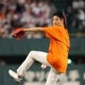 【巨人】松岡修造氏がオレンジＴシャツで始球式　背中にラケット、首位を争う巨人に「できる！」