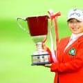 佐久間朱莉がプレーオフ制し今季ツアー最多3勝目 神谷そらは痛恨の池ポチャで大会連覇ならず涙