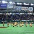 ド派手ピンクに騒然「目がチカチカ」　プロ野球中継で“疑問”の声→納得の理由「コレか！」