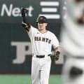 巨人　泉口友汰が逆転２点二塁打！七回に３者連続四球で満塁→３番のガッツポーズに東京ドームが大興奮　六回は４番ダルベックが１点差に迫る適時打