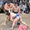 館内から大歓声！２１歳の新関脇・藤ノ川が３６歳の幕内・高安との１５歳差対決を制す　４連勝で６勝２敗に