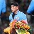 甲子園が祝福ムードに　通算２０００試合出場達成の名幸一明審判員に阪神、ＤｅＮＡの選手が拍手　スタンドからも歓声
