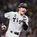 阪神　坂本誠志郎が３７打席ぶり安打に笑みこぼす　甲子園が大歓声　チームメートは立ち上がって拍手　１１試合ぶりの９月初安打